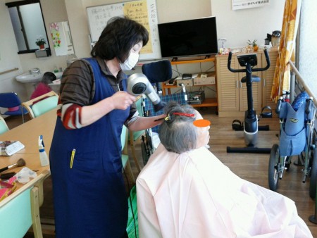 美容師がヘアカットしてくれます