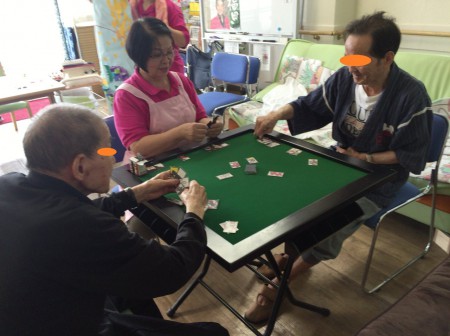 花札では真剣な表情